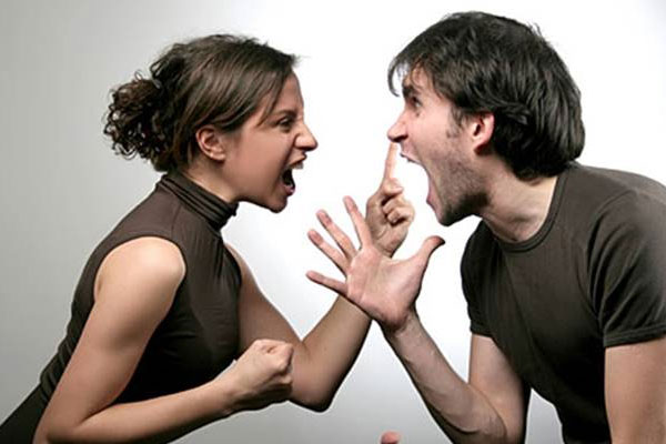 marido brigando com a esposa